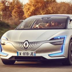 La SYMBIOZ Demo car di Renault illustra concretamente l’auto autonoma e connessa: pronta nel 2023