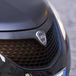 Lancia Ypsilon Black and Noir per un inedito bicolore