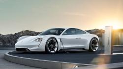 Taycan, la prima Porsche 100% elettrica con 500 km di autonomia