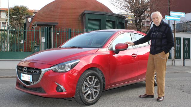 Mazda 2, compete con modelli più grandi e titolati per qualità e dotazioni