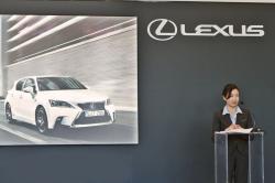 Lexus CT 200h …e in più un tocco femminile