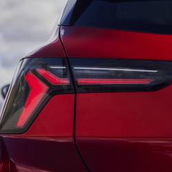Renault Scenic E-Tech: l’auto dell’anno 2024 si trasforma da monovolume a Suv a zero emissioni