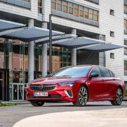 Opel Insignia si aggiorna e diventa ancora più sicura