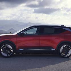 Renault Scenic E-Tech: l’auto dell’anno 2024 si trasforma da monovolume a Suv a zero emissioni