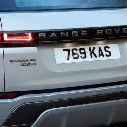 Range Rover Evoque P300e, la plug-in hybrid adatta all'offroad