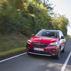 Opel Grandland X Hybrid4: potenza verde