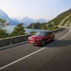 Mustang Mach-E l'auto elettrica e sportiva secondo Ford